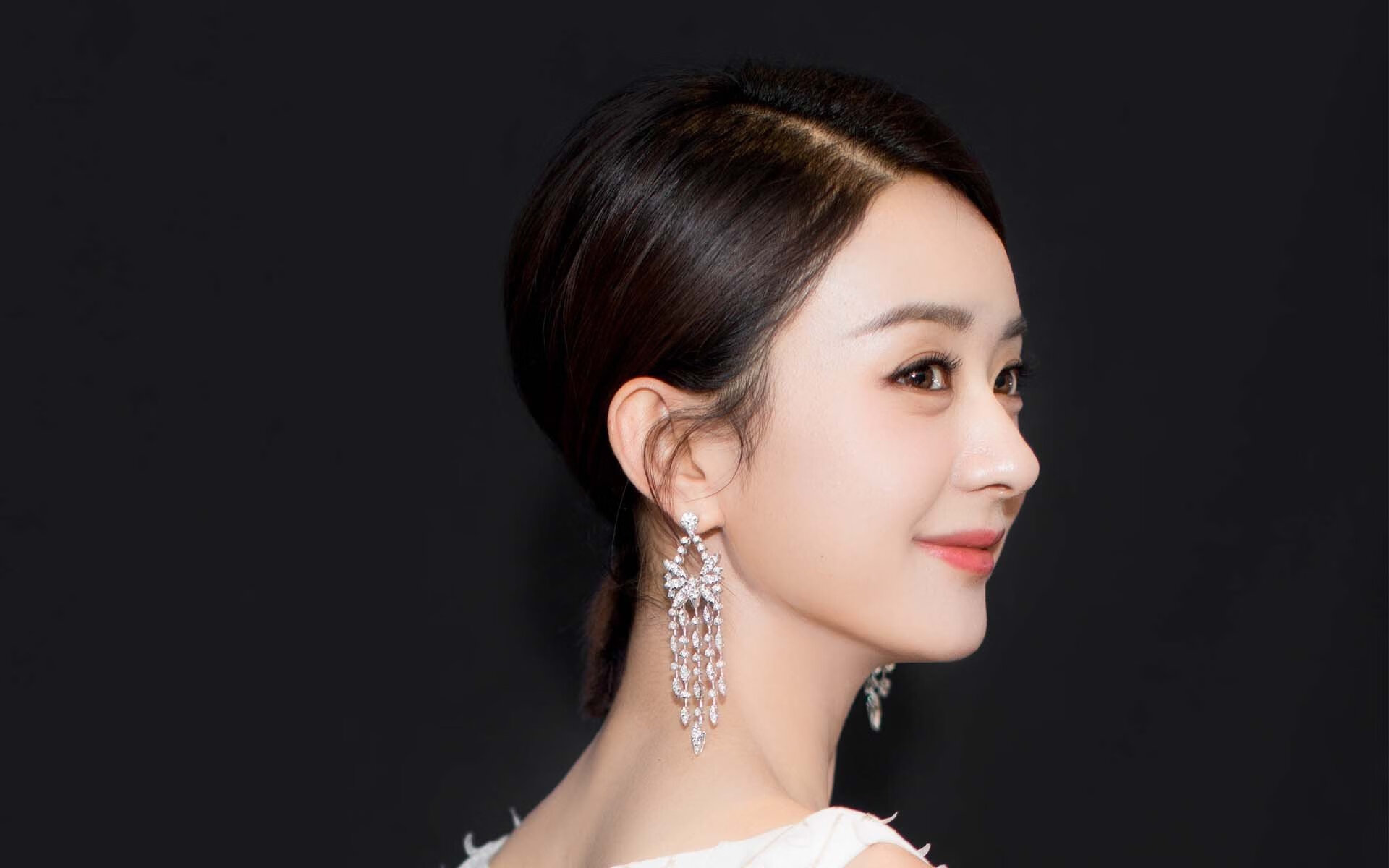 开云体育中国-双重维度下的足球神话，托尼刷新纪录与智利国家队碾压AC米兰的时空启示