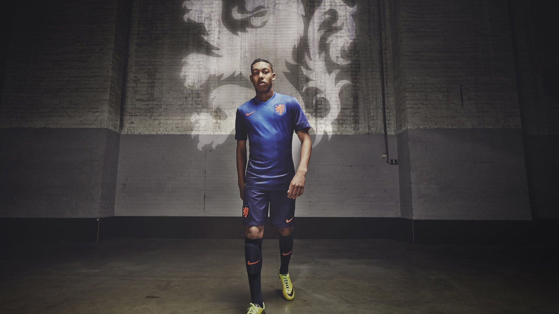 开云体育入口-红蓝与纯白的另一种可能，当伯纳乌的雨夜响起篮球倒计时